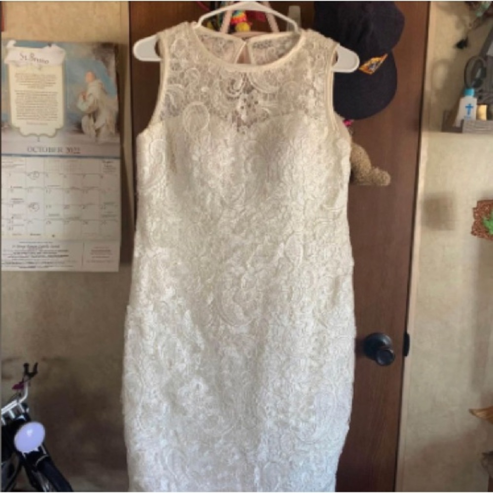 Lace knee length sleeveless wedding dress